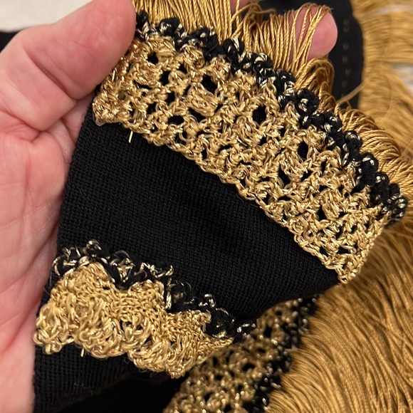 Vintage Austrian Black & Gold Shawl with Pattern and Fringe 100% virgin wool - Picture 8 of 16
